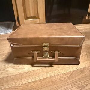 ✨ Vintage 1960’s cassette tape case